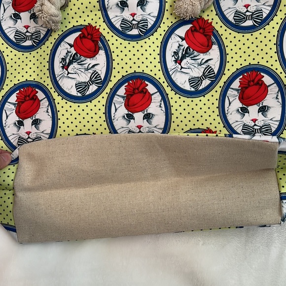 🎉HP🎉Fancy Cat Printed Tote with Matching Wristlet - Picture 14 of 14